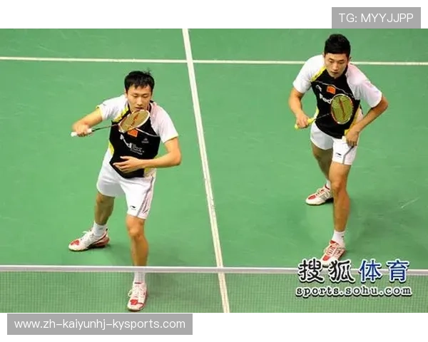 羽毛球双打由谁接球